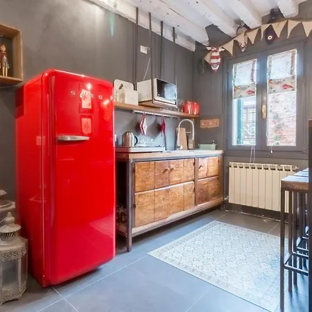 Rio Marin With Floating Gondolas View 威尼斯